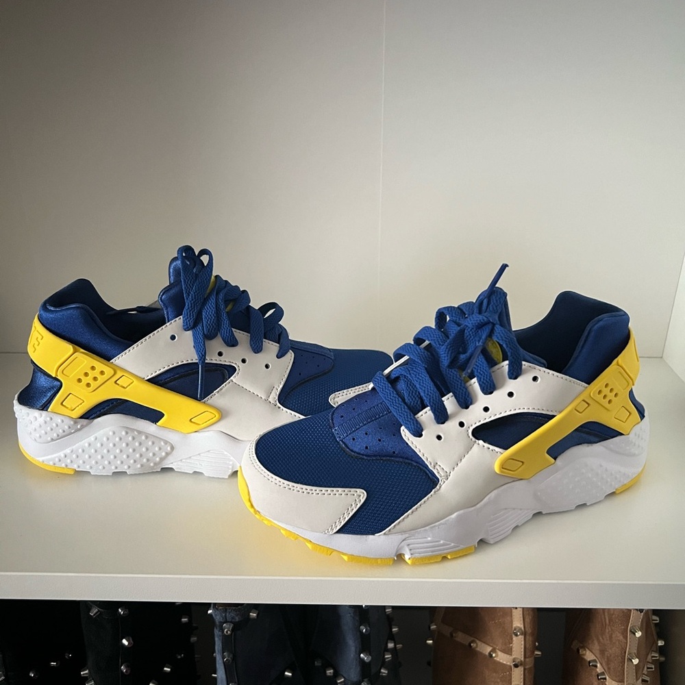 Blue/yellow Nike huarache